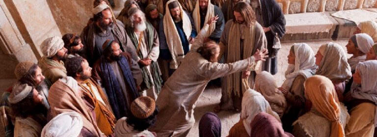 Jesús nos enseña a escucharnos unos a otros, a utilizar las palabras con autoridad, que brotan de un corazón que ama