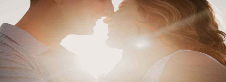 Los esposos que se alimentan del cuerpo de Cristo pueden mirarse transfigurados, con los ojos de Dios