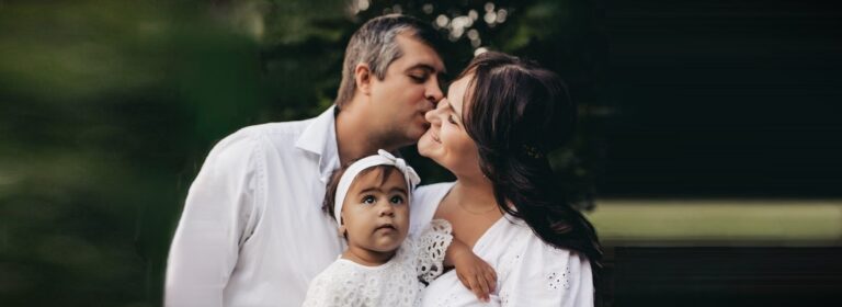 Pidamos al Espíritu Santo redescubrir la belleza de una vida familiar que resplandece con la luz de Dios