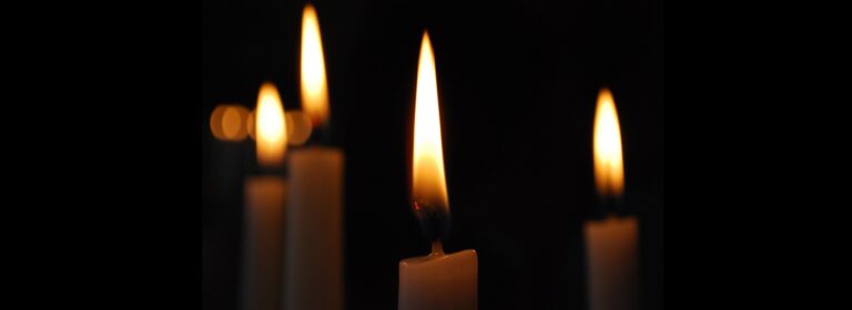 Estamos llamados a ser sal y luz, consumiéndonos al servicio de los demás, iluminando con nuestro modo de ser y de amarnos